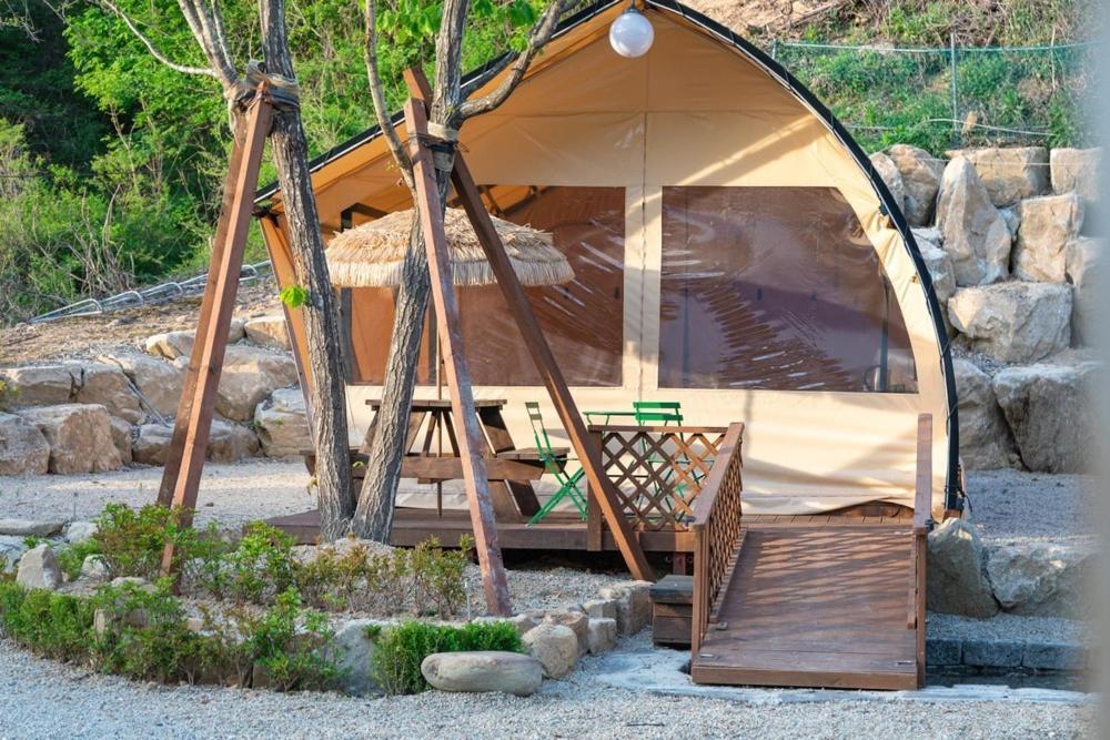 Отель Inje Naerincheon Glamping Экстерьер фото